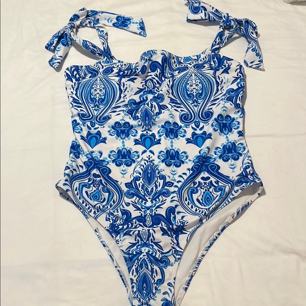 ❤️ 6 for 20 ❤️ Blue and White Patterned Swimsuit 1xl